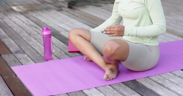 Yoga Meditasyon Yapan Çift Irklı Kadın Yavaş Çekim Yaz Refah — Stok video