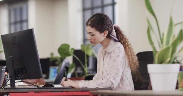 Счастливая Расовая Женщина Творческая Используя Планшет Случайном Офисе Замедленной Съемке — стоковое видео