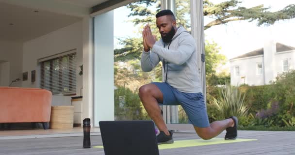 Fokuserad Afrikansk Amerikansk Man Fitness Träning Sträcker Sig Däck Solig — Stockvideo