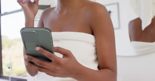 Szczęśliwa Birasowa Kobieta Ręcznikiem Głowie Pomocą Smartfona Mycia Zębów Zwolnione — Wideo stockowe