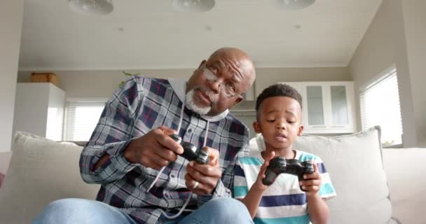 Африканский Американский Дедушка Внук Сидят Диване Играют Видеоигры Замедленная Съемка — стоковое видео