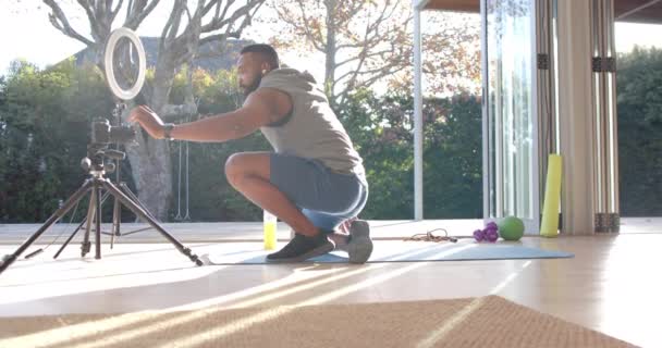 Afroamerikanische Männliche Fitness Vlogger Beratung Und Dreharbeiten Hause Zeitlupe Wohlbefinden — Stockvideo