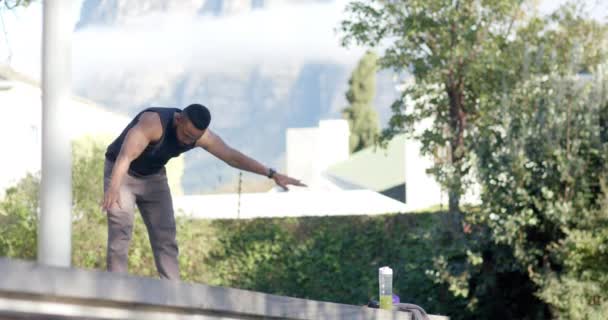 Afrika Kökenli Amerikalı Erkek Fitness Antrenmanı Güneşli Bahçede Ağır Çekimde — Stok video