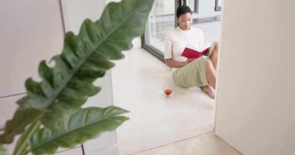 Mujer Afroamericana Sentada Puerta Leyendo Libros Tomando Cámara Lenta Relajación — Vídeos de Stock