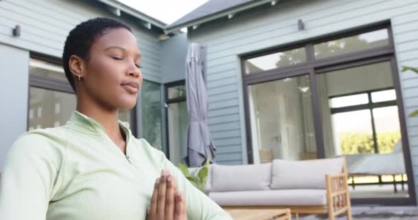Konzentrierte Frau Die Yoga Praktiziert Und Garten Meditiert Zeitlupe Sommer — Stockvideo