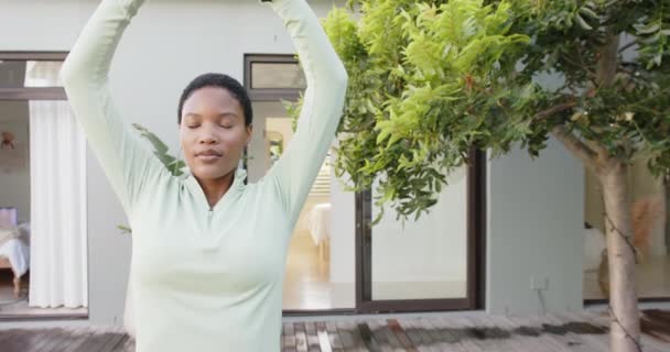 Портрет Сфокусированной Расовой Женщины Практикующей Йогу Растянувшейся Саду Замедленной Съемки — стоковое видео