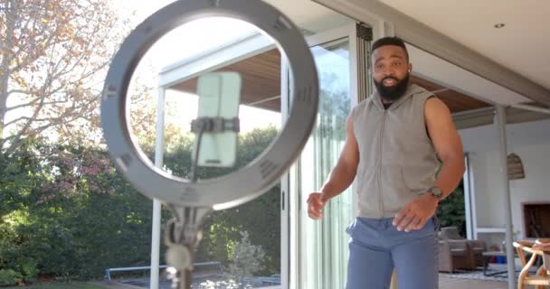 Afroamericano Vlogger Fitness Masculino Asesoramiento Filmación Casa Cámara Lenta Bienestar — Vídeo de stock