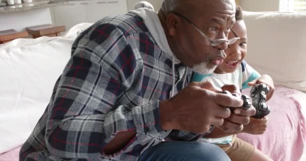 Nonno Nipote Afroamericano Seduti Sul Divano Giocare Videogiochi Rallentatore Famiglia — Video Stock