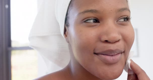 Feliz Mujer Birracial Con Toalla Cabeza Lavándose Cara Cámara Lenta — Vídeo de stock