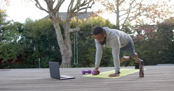 非裔美国人的健身训练 在阳光灿烂的花园里 在甲板上举重 动作缓慢 健康和健康的生活方式 — 图库视频影像