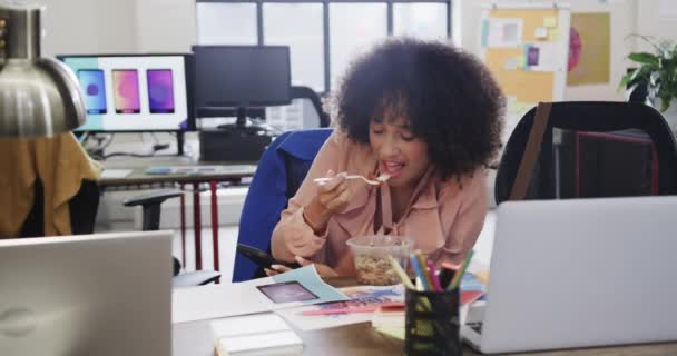 Afrikai Amerikai Női Tervező Okostelefont Használ Ebéd Közben Alkalmi Irodában — Stock videók
