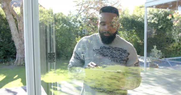 Afrykański Amerykanin Używający Tabletu Słonecznym Salonie Zwolnionym Tempie Relaks Styl — Wideo stockowe