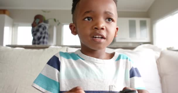 Rapaz Afro Americano Feliz Sentado Sofá Jogar Videojogos Câmara Lenta — Vídeo de Stock