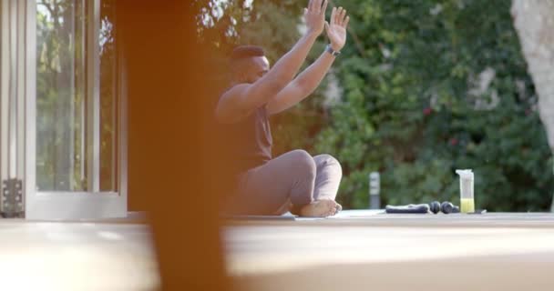 Homem Afro Americano Focado Fazendo Meditação Ioga Convés Jardim Ensolarado — Vídeo de Stock