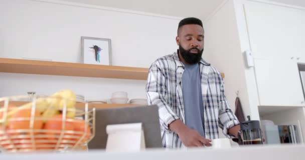 Afroamerikan Dricker Kaffe Köket Slow Motion Avkoppling Livsstil Och Hushållsliv — Stockvideo