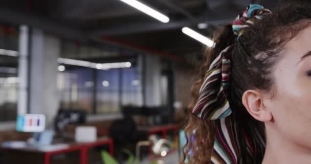 Pół Portret Szczęśliwej Birasowej Kobiety Kreatywnej Swobodnym Biurze Przestrzenią Kopiowania — Wideo stockowe