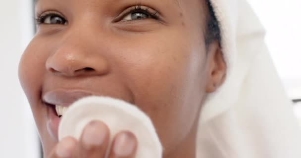 Kafasında Havlu Olan Mutlu Melez Bir Kadın Yüzünü Yıkıyor Ağır — Stok video