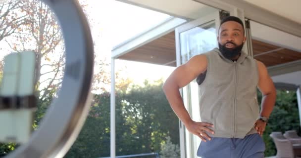 Vlogger Fitness Masculin Afro Américain Faisant Exercice Filmant Maison Ralenti — Video