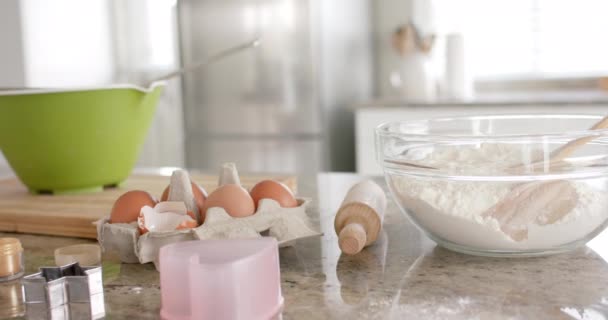 Close Baking Tools Bowls Ingredients Countop Kitchen Интерьер Выпечка Питание — стоковое видео