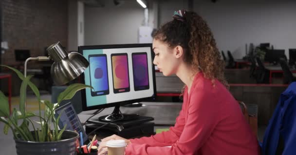 Счастливая Расовая Женщина Творческая Используя Ноутбук Случайном Офисе Замедленной Съемке — стоковое видео