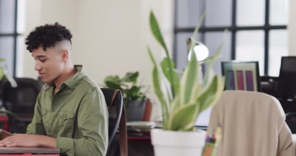 Счастливый Двуличный Мужчина Творческий Используя Планшет Компьютер Случайном Офисе Замедленной — стоковое видео
