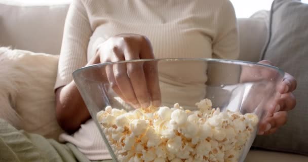Portret Van Een Gelukkige Afro Amerikaanse Vrouw Zittend Bank Popcorn — Stockvideo