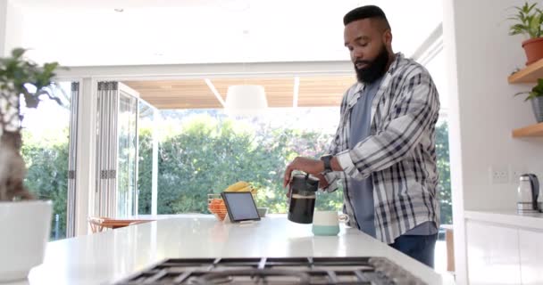 Homem Afro Americano Fazer Café Cozinha Câmara Lenta Relaxamento Estilo — Vídeo de Stock