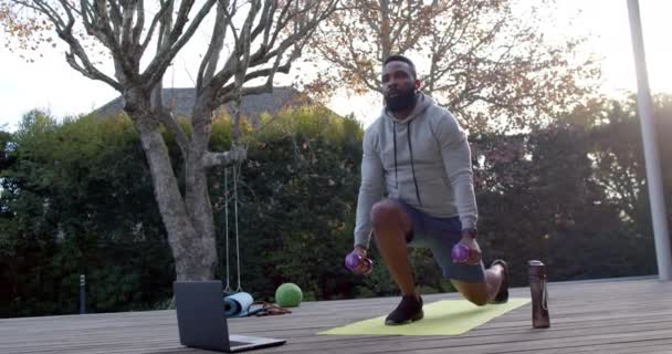 Africano Americano Treinamento Fitness Homem Exercitando Com Pesos Convés Jardim — Vídeo de Stock