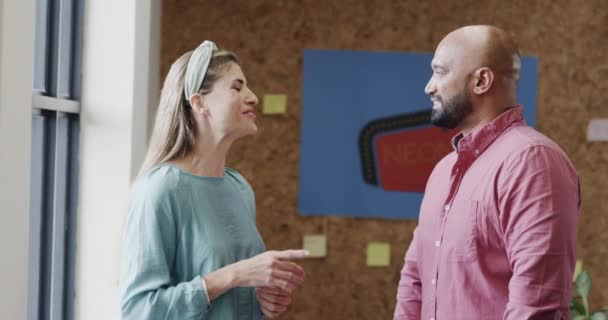 Zwei Fröhliche Kreative Gespräch Lässigem Büro Zeitlupe Casual Office Teamwork — Stockvideo