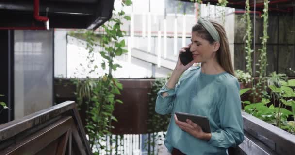 Щаслива Кавказька Жіноча Творча Розмова Смартфоні Кабінеті Повільному Русі Випадковий — стокове відео