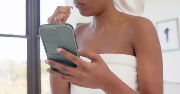 Mulher Biracial Feliz Com Toalha Cabeça Usando Smartphone Escovando Dentes — Vídeo de Stock