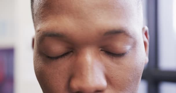 Close Retrato Feliz Afro Americano Masculino Câmera Lenta — Vídeo de Stock