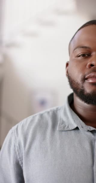 Vertikal Video Porträtt Lycklig Afrikansk Amerikansk Man Leende Hemma Slow — Stockvideo