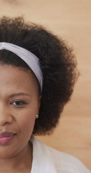 행복의 아프리카 미국인 여성의 크기의 집에서 있습니다 변화되지 — 비디오