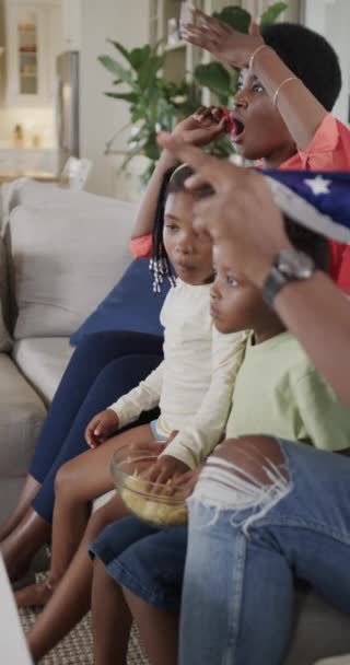Pionowe Wideo Afrykańskiej Pary Amerykańskiej Synem Córką Oglądającymi Sport Domu — Wideo stockowe