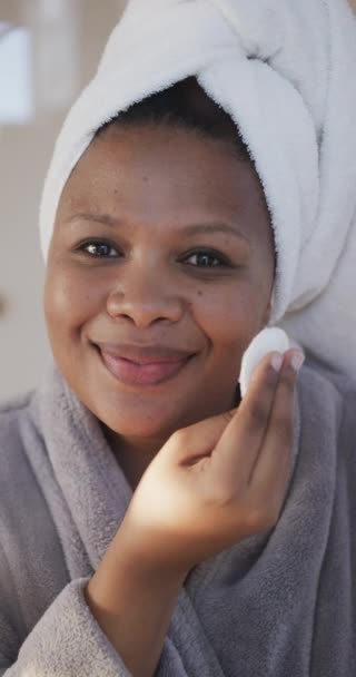 Вертикальный Видео Портрет Счастливой Африканской Женщины Полотенце Очищающее Лицо Блокнотом — стоковое видео