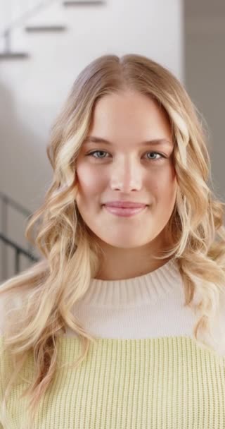 Vertikal Video Portrett Lykkelig Caucasian Kvinne Med Blondt Hår Smilende – stockvideo