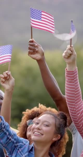 Pionowe Wideo Szczęśliwych Różnorodnych Przyjaciół Trzymających Flagi Usa Świętujących Ogrodzie — Wideo stockowe