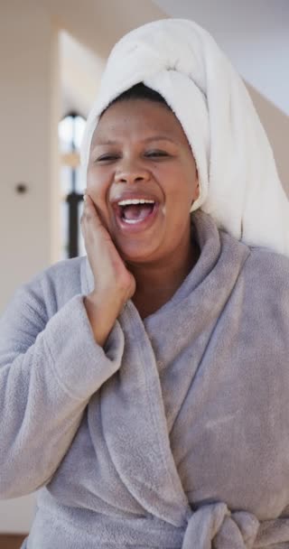 Vertikal Video Afrikansk Amerikansk Kvinna Badrock Med Handduk Huvudet Skrattar — Stockvideo