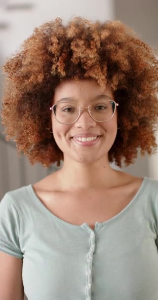 Pystysuora Video Muotokuva Onnellinen Biracial Nainen Afro Hymyillen Kotona Hidastettuna — kuvapankkivideo