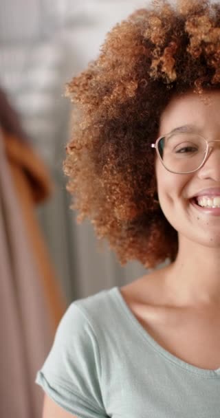 Pystysuora Video Muotokuva Onnellinen Biracial Nainen Afro Hymyillen Kotona Hidastettuna — kuvapankkivideo