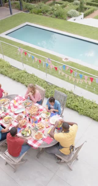 Vídeo Vertical Diversos Grupos Amigos Comiendo Hablando Mesa Cena Jardín — Vídeo de stock