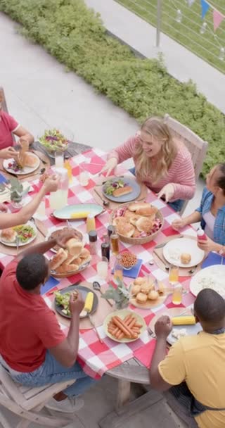 Pionowe Wideo Różnych Grup Przyjaciół Jedzących Rozmawiających Przy Stole Ogrodzie — Wideo stockowe