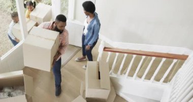 Oğlu ve kızı olan mutlu bir Afro-Amerikan çifti eve kutular getiriyor, ağır çekimde. Aile, birliktelik, yaşam tarzı ve aile hayatı değişmedi..