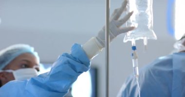 Afrika kökenli Amerikalı kadın cerrah yavaş çekimde ameliyathaneye damlatıyor. Hastane, ameliyat, ilaç, sağlık ve iş, değiştirilmemiş.