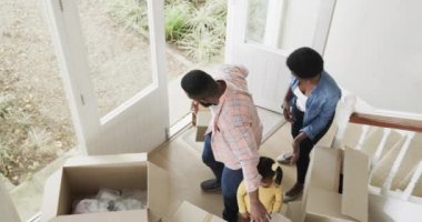 Oğlu ve kızı olan mutlu bir Afro-Amerikan çifti eve kutular getiriyor, ağır çekimde. Aile, birliktelik, yaşam tarzı ve aile hayatı değişmedi..