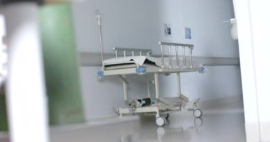 Koridorda koşan farklı doktorlar, ağır çekimde. Hastane, takım çalışması, ilaç, sağlık ve iş, değiştirilmemiş.