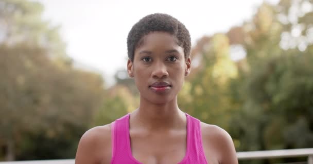 정원에서 슬로우 모션으로 아프리카 미국인 여성의 변화없는 — 비디오