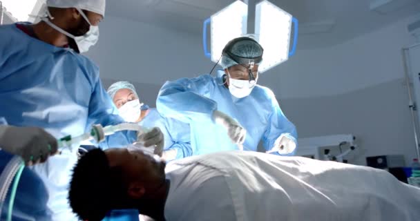 Divers Chirurgiens Masculins Féminins Portant Des Blouses Chirurgicales Opérant Sur — Video