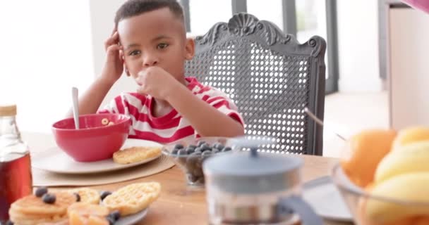 아프리카계 미국인 자매는 부엌에서 테이블에서 식사를 슬로우 동일성 건강한 라이프 — 비디오
